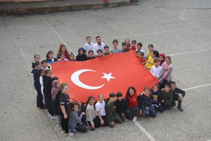 Gönüllü gençler ve öğrencilerden Mehmetçiklere destek