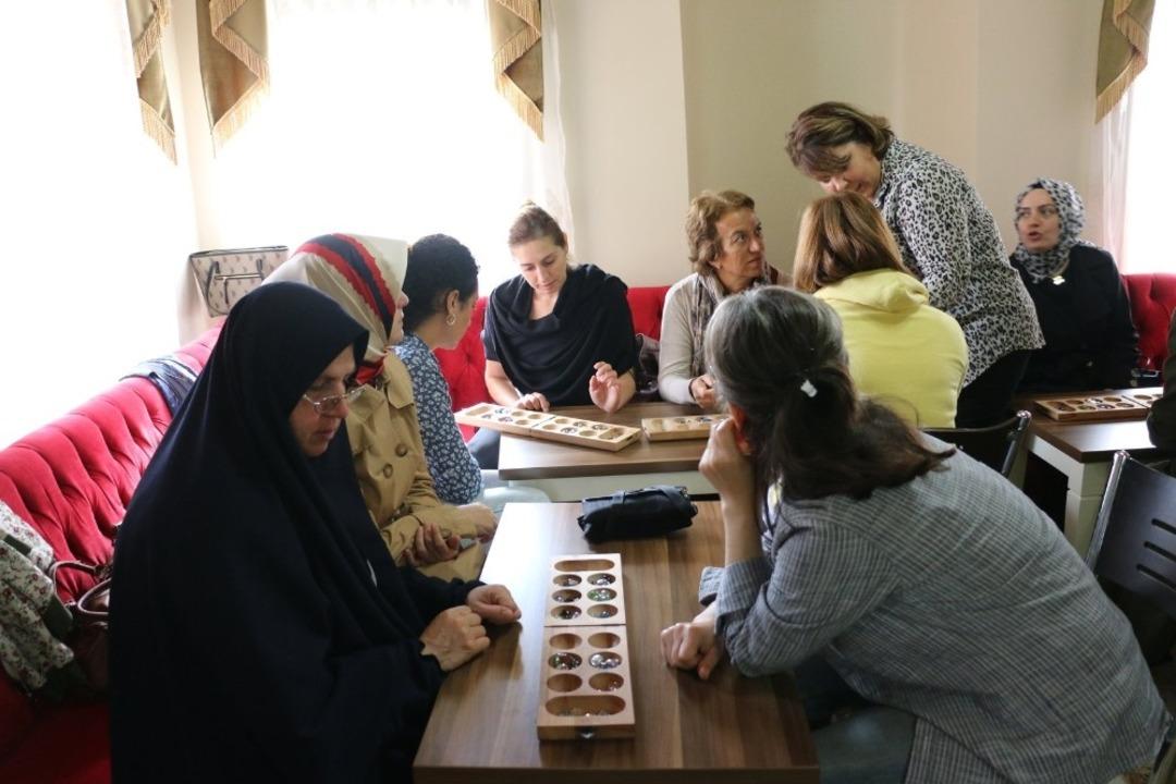 Ey&uuml;psultanlı kadınlara Zeka Oyunları At&ouml;lyesi