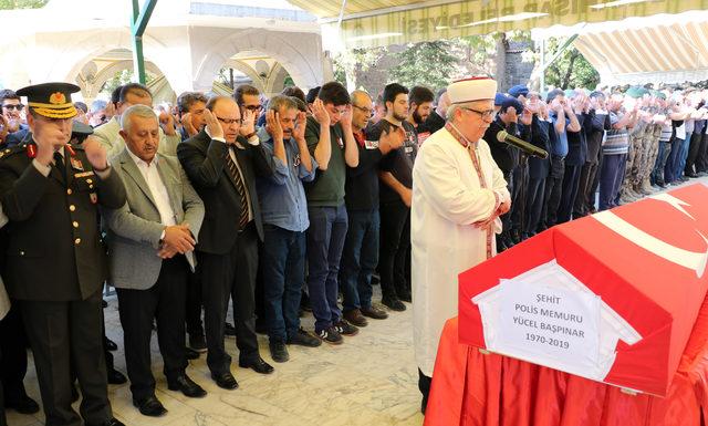 Şehit polisin cenazesi törenle memleketine uğurlandı (2)