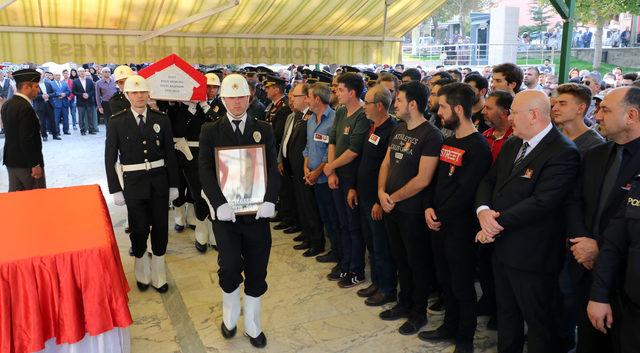 Şehit polisin cenazesi törenle memleketine uğurlandı (2)