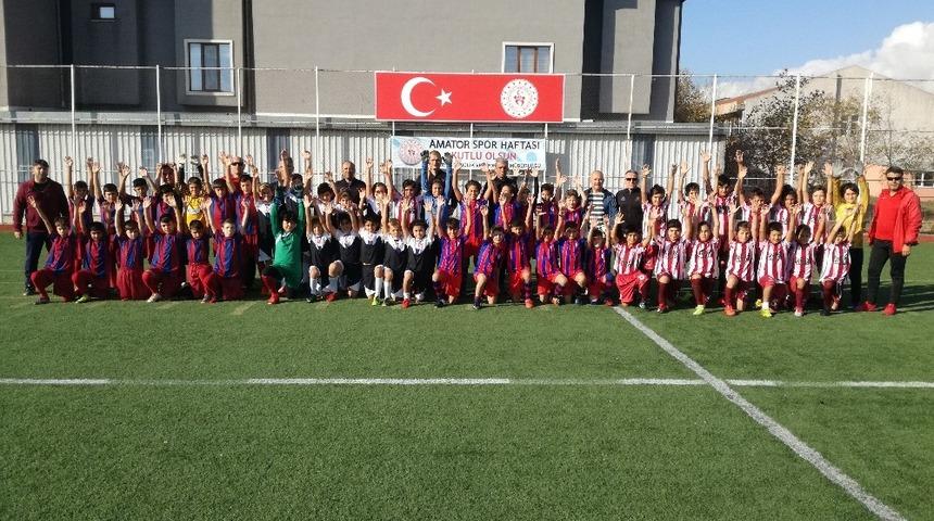 Cumhuriyet Futbol Şenliği&rsquo;nde ter d&ouml;kt&uuml;ler