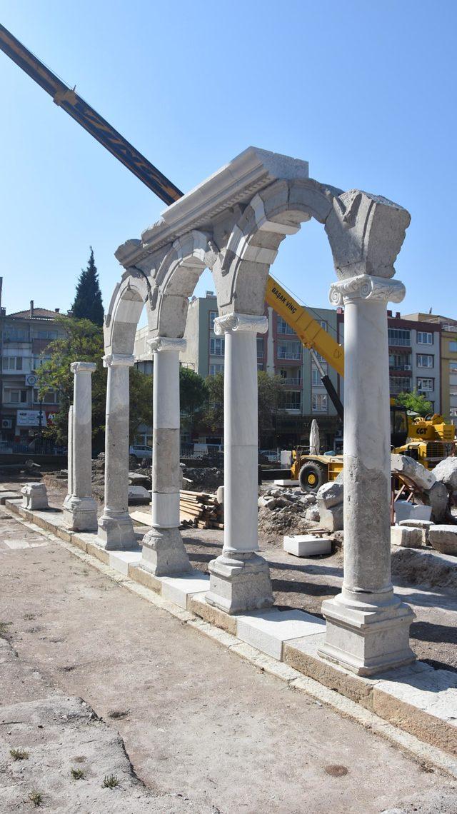 Thyateira'da Roma Caddesi sütunları ayağa kaldırılıyor