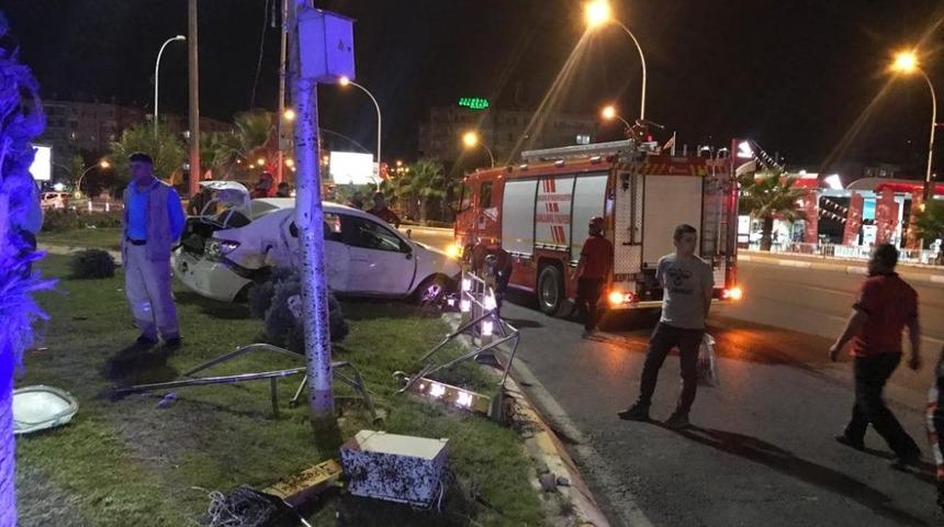 Şanlıurfa&rsquo;da otomobil ref&uuml;je &ccedil;arptı: 2 yaralı