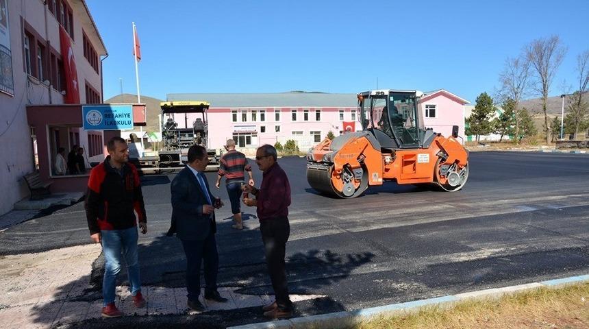 Refahiye Belediyesinden okul bah&ccedil;elerine sıcak asfalt