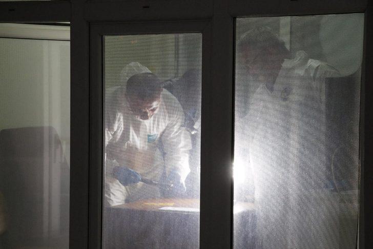 Polis memurunun dikkatsizliği pahalıya mal oldu! Hem kendini hem de bekçiyi vurdu! G5