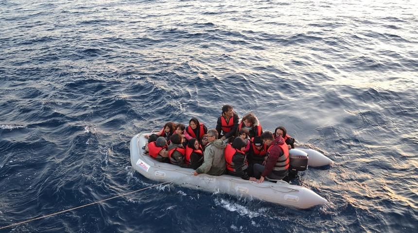 Çanakkale'de lastik bot içinde 35’i çocuk, 74 kaçak göçmen yakalandı