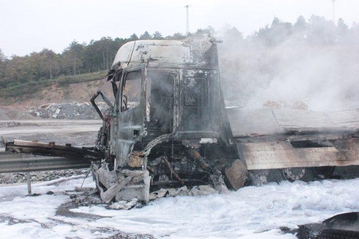 Kuzey Marmara otoyolunda yanan TIR küle döndü G4