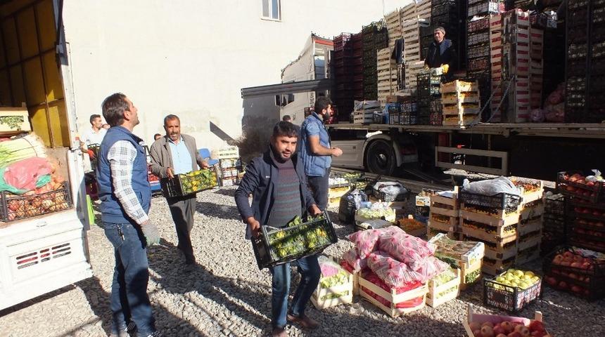 İki kardeş kendi &ccedil;abalarıyla sebze ve meyve hali a&ccedil;tı