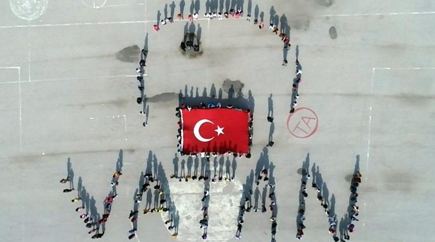 &Ouml;ğrencilerden Mehmet&ccedil;ik i&ccedil;in &lsquo;Selam olsun şanlı ordumuza&rsquo; temalı &lsquo;Vatan&rsquo; koreografisi