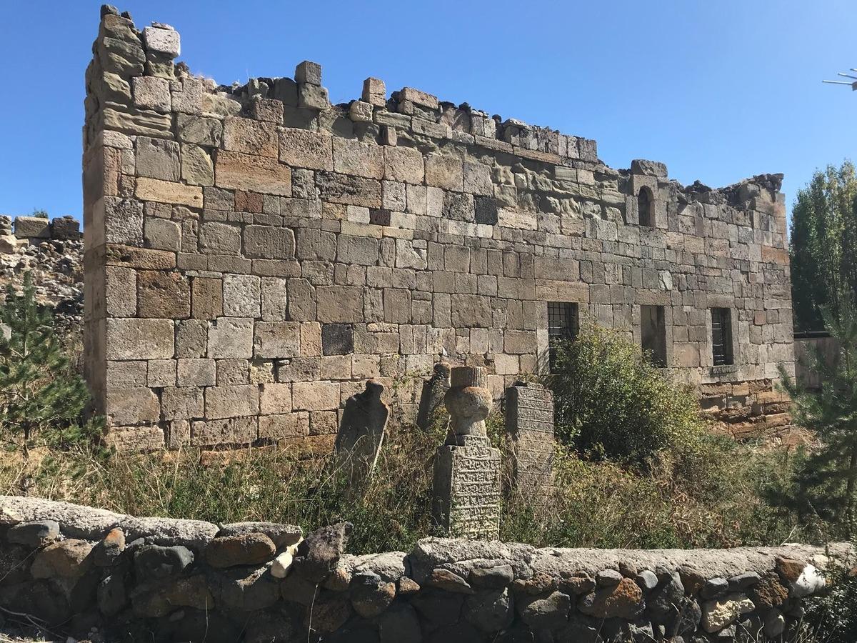 5 asırlık cami tarihe meydan okuyor