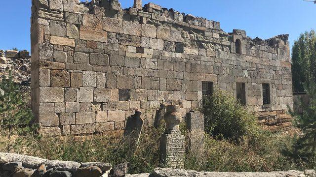 5 asırlık cami tarihe meydan okuyor