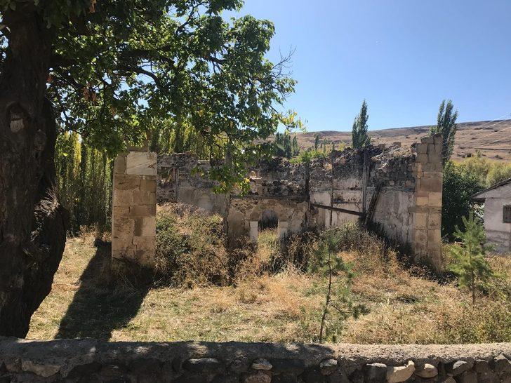 5 asırlık cami tarihe meydan okuyor G1