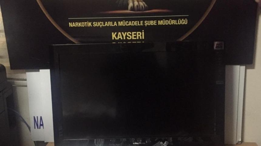 Uyuşturucu tacirleri su&ccedil;&uuml;st&uuml; yakalandı: 5 g&ouml;zaltı