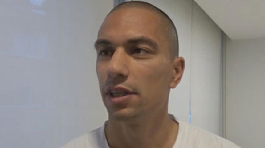 G&ouml;khan İnler, gen&ccedil; oyunculara taş &ccedil;ıkartıyor