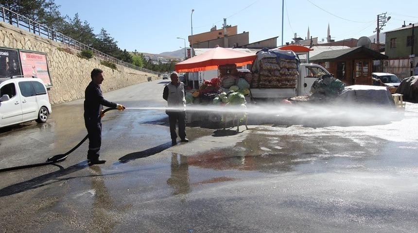 Cadde ve sokaklar tazyikli suyla yıkandı
