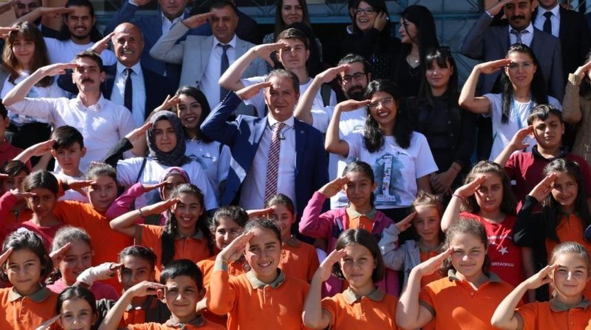 Celalettin Ekinci, &ouml;ğrencilerle birlikte asker selamı verdi