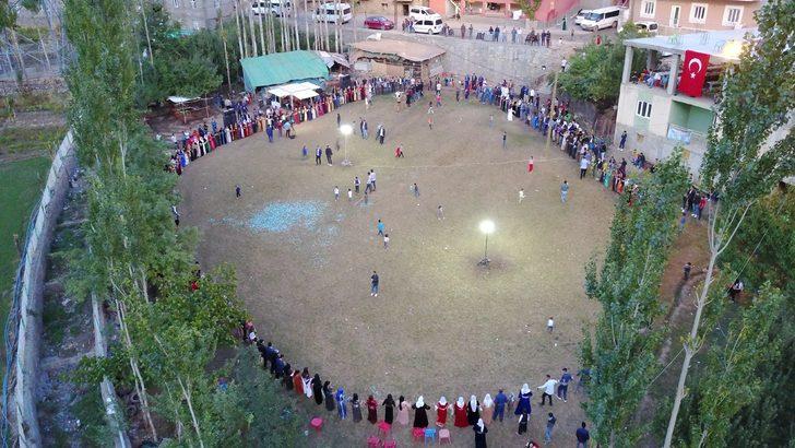 Şırnak'ta aşiret düğününde gelin ve damada takılan takılar dudak uçuklattı G2