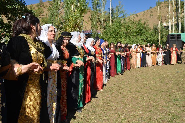 Şırnak'ta aşiret düğününde gelin ve damada takılan takılar dudak uçuklattı G4