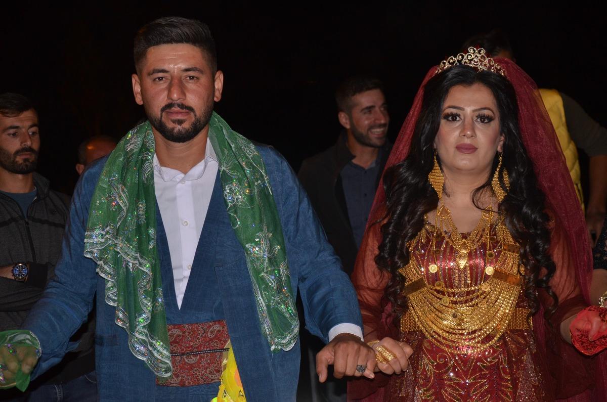 Şırnak'ta aşiret d&uuml;ğ&uuml;n&uuml;nde gelin ve damada takılan takılar dudak u&ccedil;uklattı