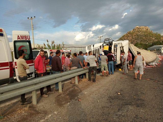 Lastiği patlayan tır devrildi: 1 yaralı