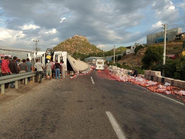 Lastiği patlayan tır devrildi: 1 yaralı