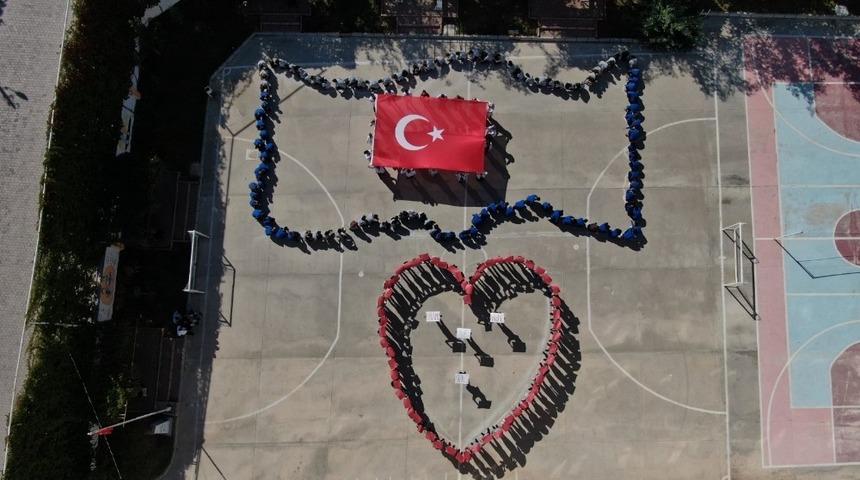 &Ouml;ğrencilerden, Mehmet&ccedil;ik&rsquo;e anlamlı mesaj