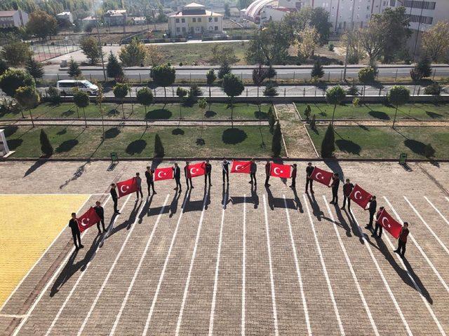 Sivas'ta lise öğrencilerinden 'komando marşı'