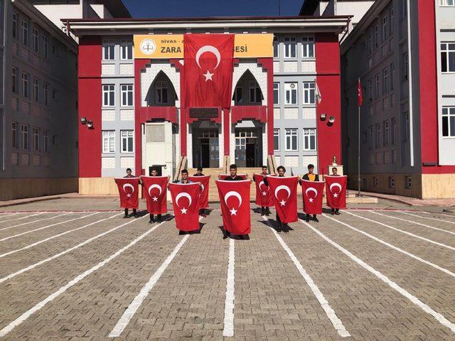 Sivas'ta lise öğrencilerinden 'komando marşı'