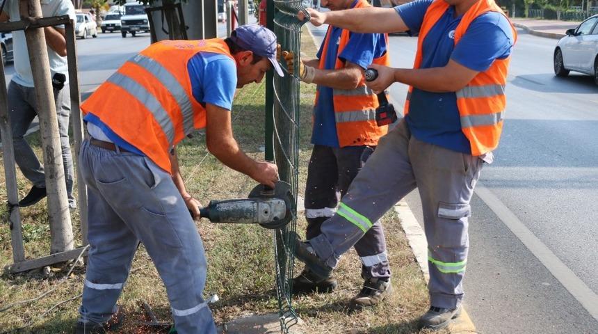 Gazi Bulvarı&rsquo;na 600 metrelik koruyucu tel &ouml;rg&uuml; &ccedil;ekildi