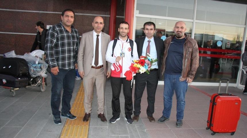 Avrupa&rsquo;dan g&uuml;m&uuml;ş madalya ile d&ouml;nd&uuml;