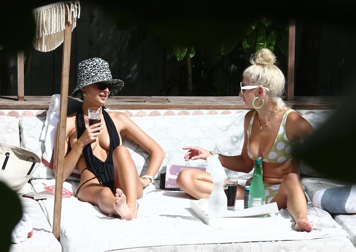 Emily Ratajkowski siyah mayosuyla nefes kesti  G5