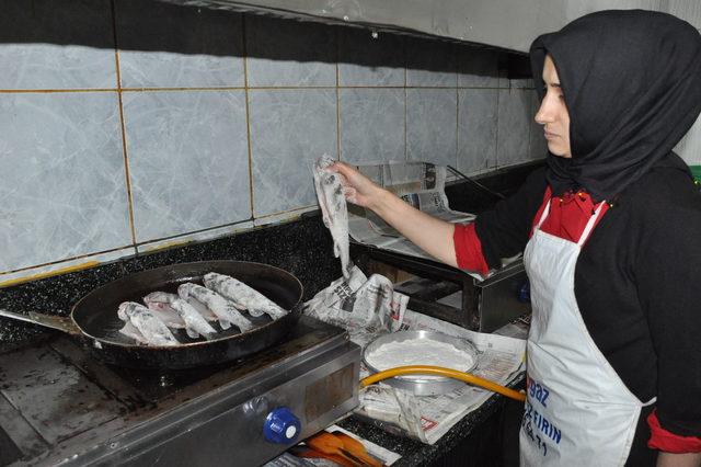 Okulunu okudu, baba mesleğini sürdürüyor