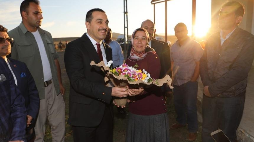 Vali T&uuml;rker &Ouml;ks&uuml;z&rsquo;den, kadın &ccedil;ift&ccedil;i Song&uuml;l Yakın&rsquo;ı ziyaret etti