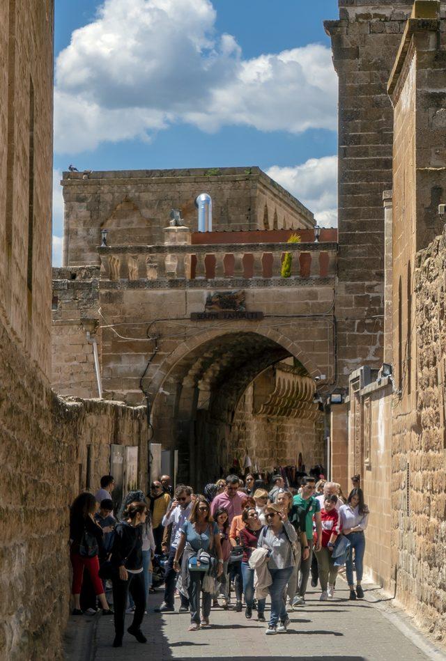 Mardin'de turizm hareketliliği esnafın yüzünü güldürüyor