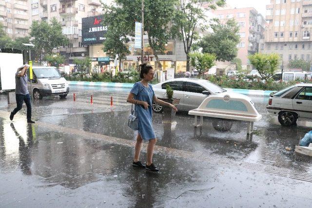 Vatandaşlar yağmura hazırlıksız yakalandı