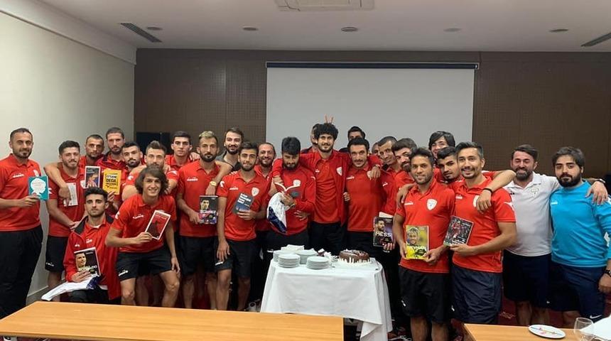 Yeşilyurt Belediyespor&rsquo;da Mehmet Ak&rsquo;tan futbolcularına farklı motivasyon teknikleri