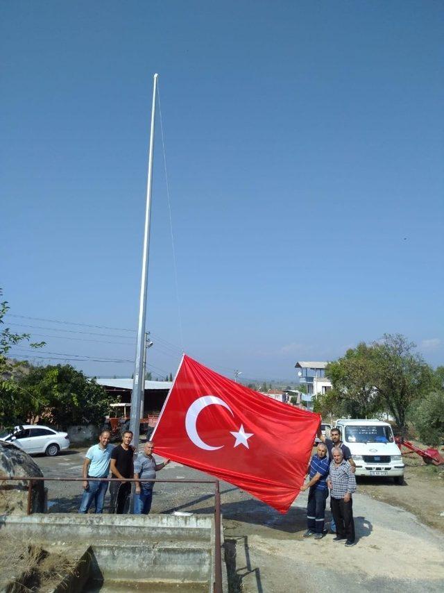 Toygar Mahallesi semalarında dev Türk bayrağı