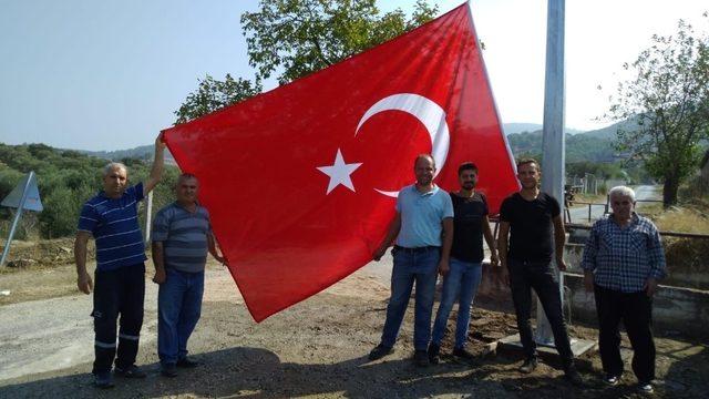 Toygar Mahallesi semalarında dev Türk bayrağı