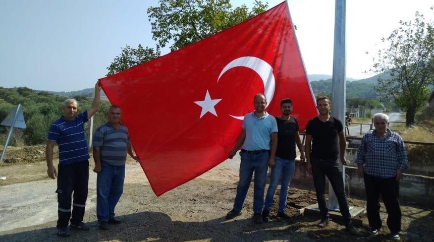 Toygar Mahallesi semalarında dev T&uuml;rk bayrağı