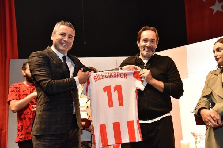 “Bence Hiç Komik Değil” adlı oyun Bilecikspor için sahne aldı G1