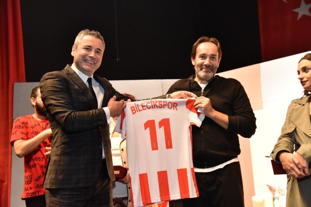 &ldquo;Bence Hi&ccedil; Komik Değil&rdquo; adlı oyun Bilecikspor i&ccedil;in sahne aldı