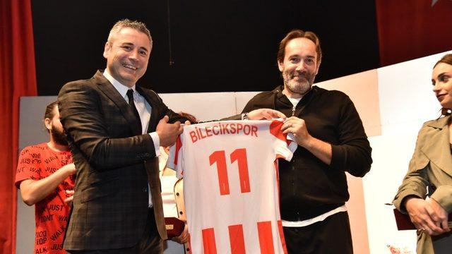 “Bence Hiç Komik Değil” adlı oyun Bilecikspor için sahne aldı