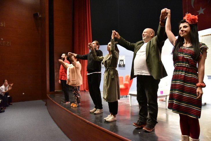 “Bence Hiç Komik Değil” adlı oyun Bilecikspor için sahne aldı G3