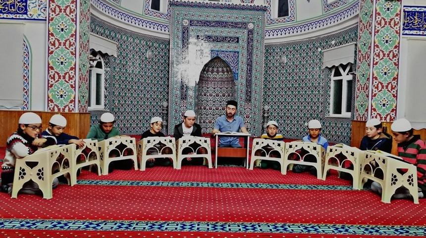 Minik hafızlar her g&uuml;n Fetih suresi okuyor