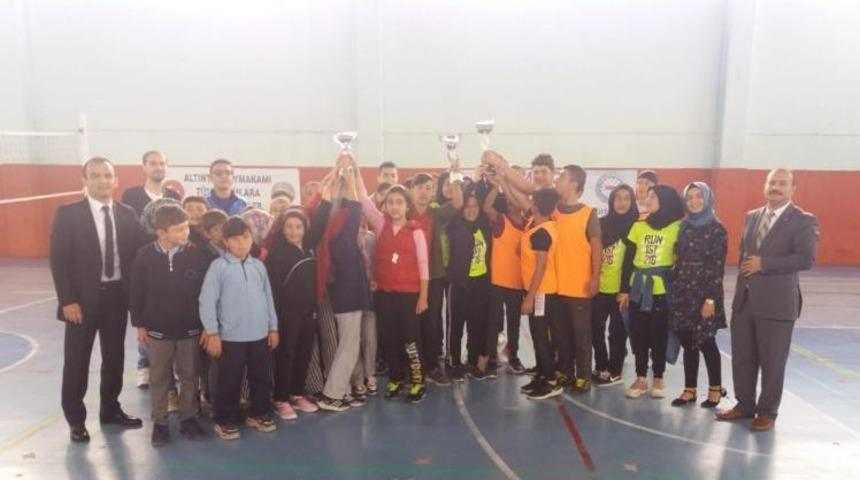 Futbol ve voleybol turnuvasında dereceye giren takımlar &ouml;d&uuml;llendirildi