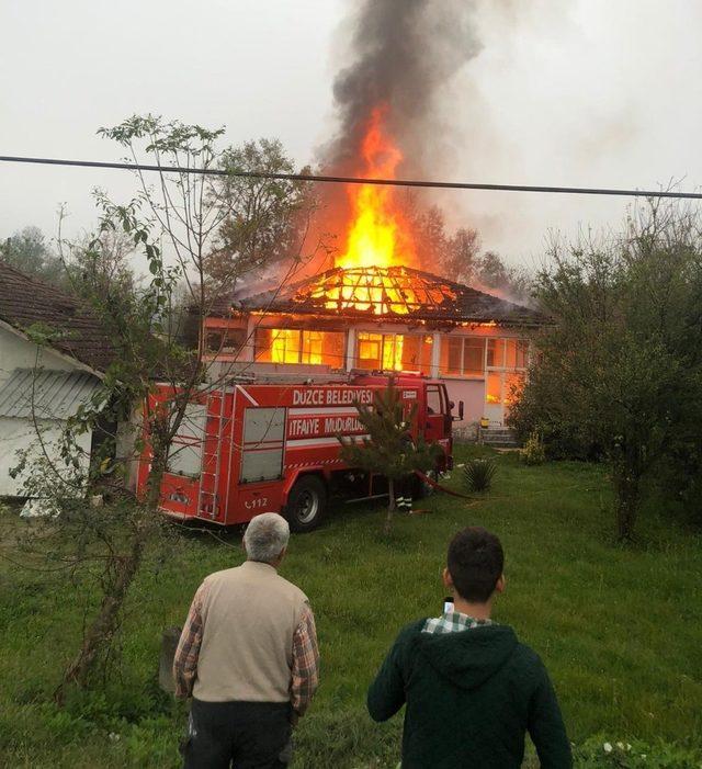 Çatıda başlayan yangın bir anda evi sardı