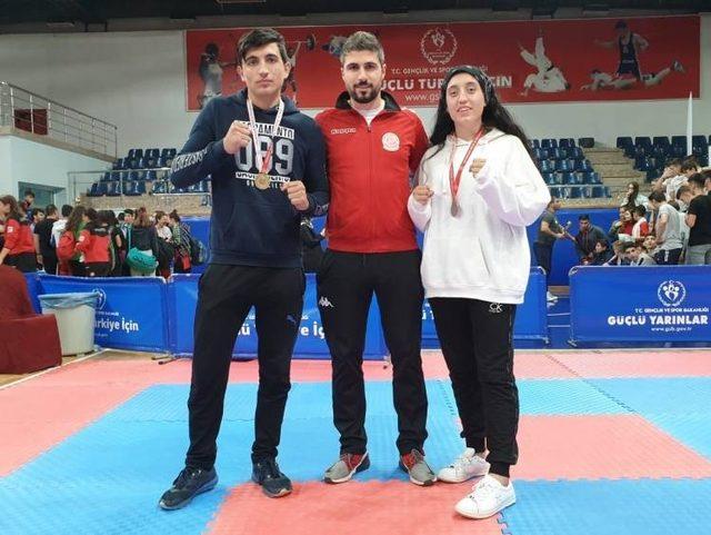 Kick Boks’ta Pazaryeri’ne iki madalya