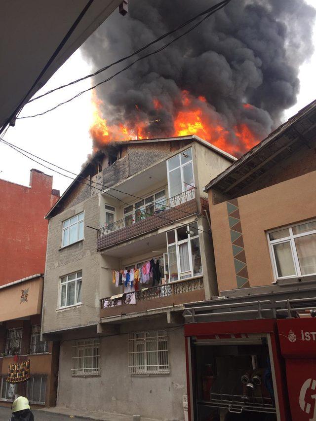Üsküdar'da binanın çatısında korkutan yangın (1)