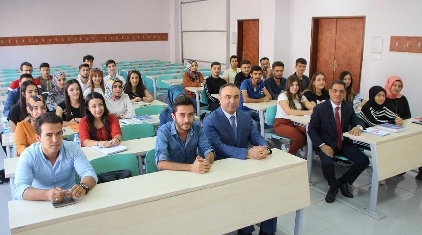 Vali Recep Soyt&uuml;rk &Uuml;niversitede  ders verdi