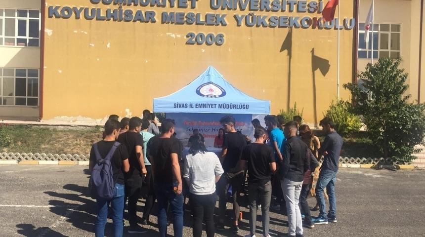 &Ouml;ğrenciler ter&ouml;re karşı bilin&ccedil;lendirildi